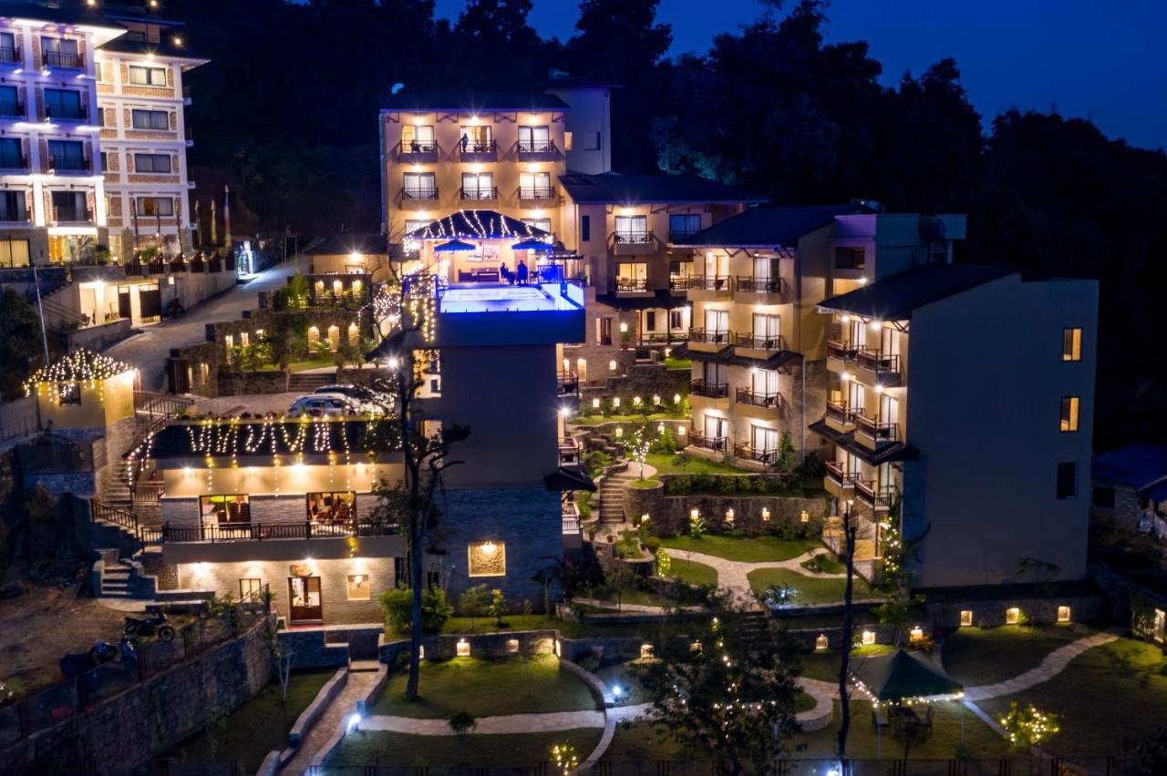 Bar Peepal Resort Pokhara Kültér fotó The resort at night