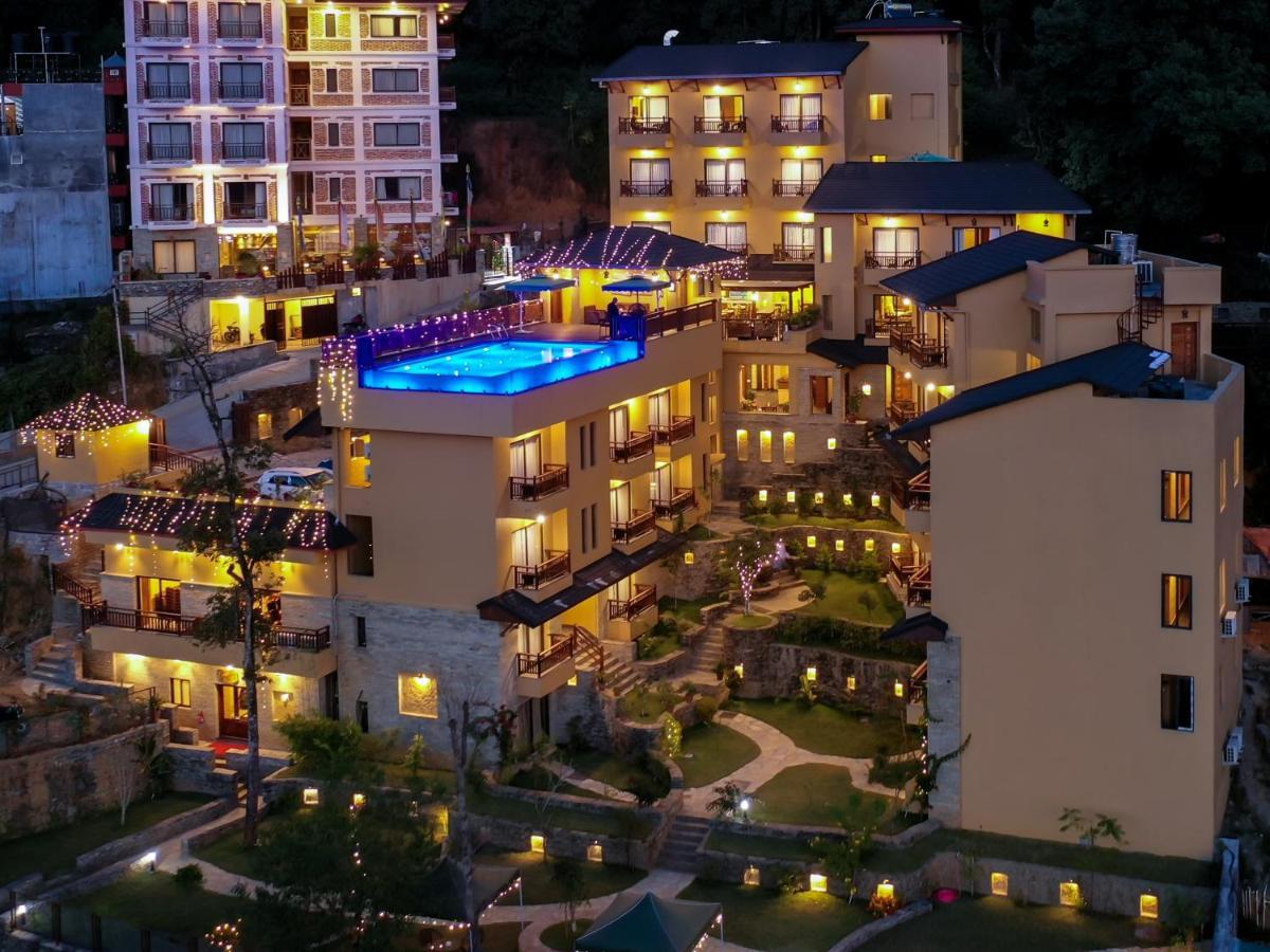Bar Peepal Resort Pokhara Kültér fotó The hotel at night