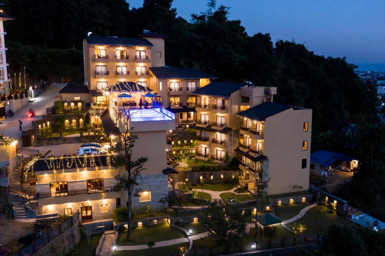 Bar Peepal Resort Pokhara Kültér fotó The resort at night