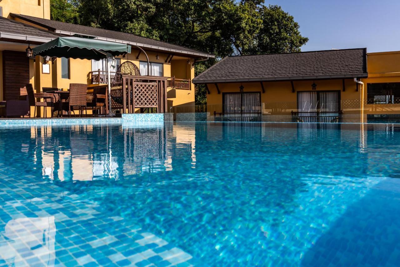 Bar Peepal Resort Pokhara Kültér fotó The swimming pool at the hotel