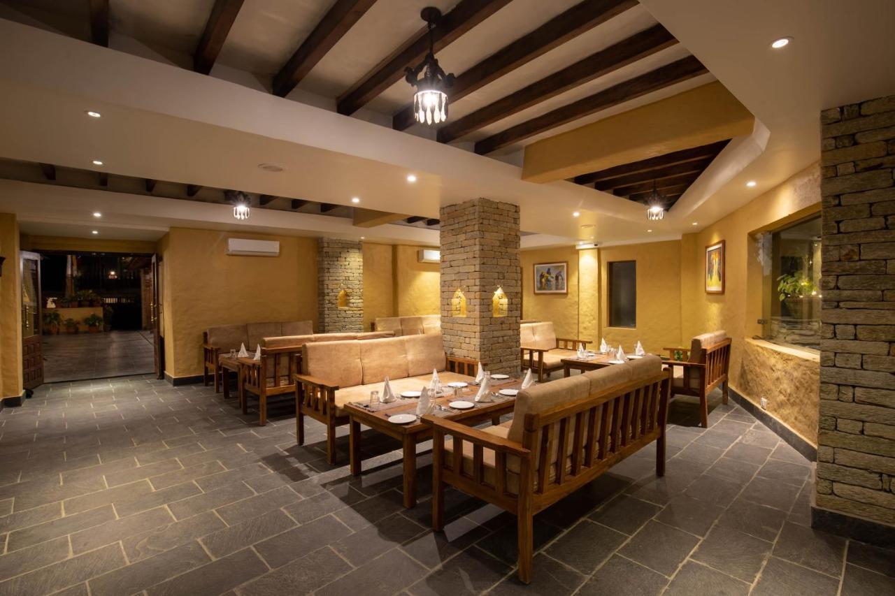 Bar Peepal Resort Pokhara Kültér fotó The restaurant at the resort