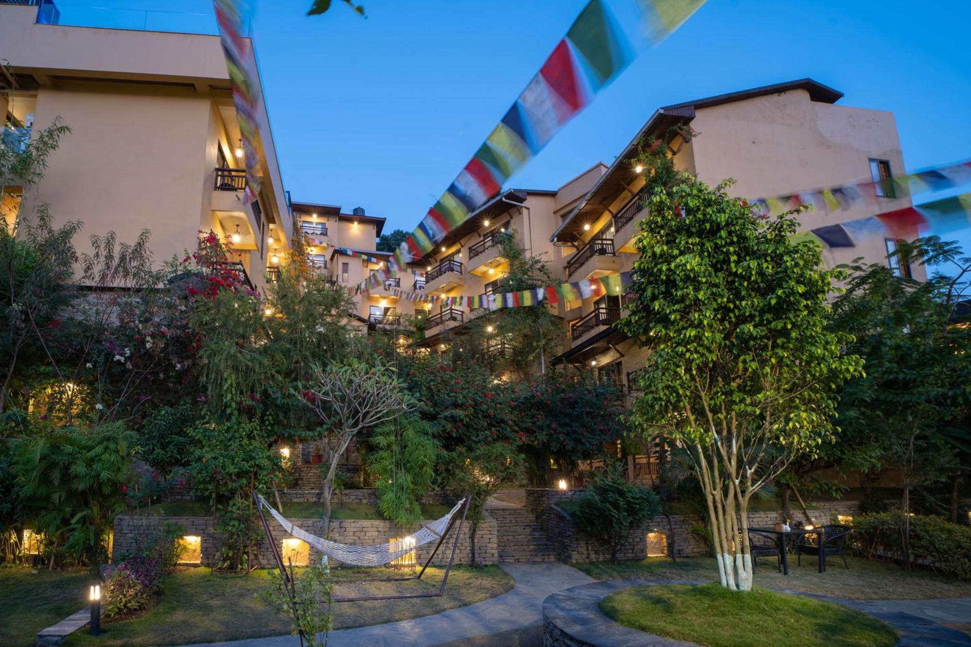 Bar Peepal Resort Pokhara Kültér fotó The hotel at night