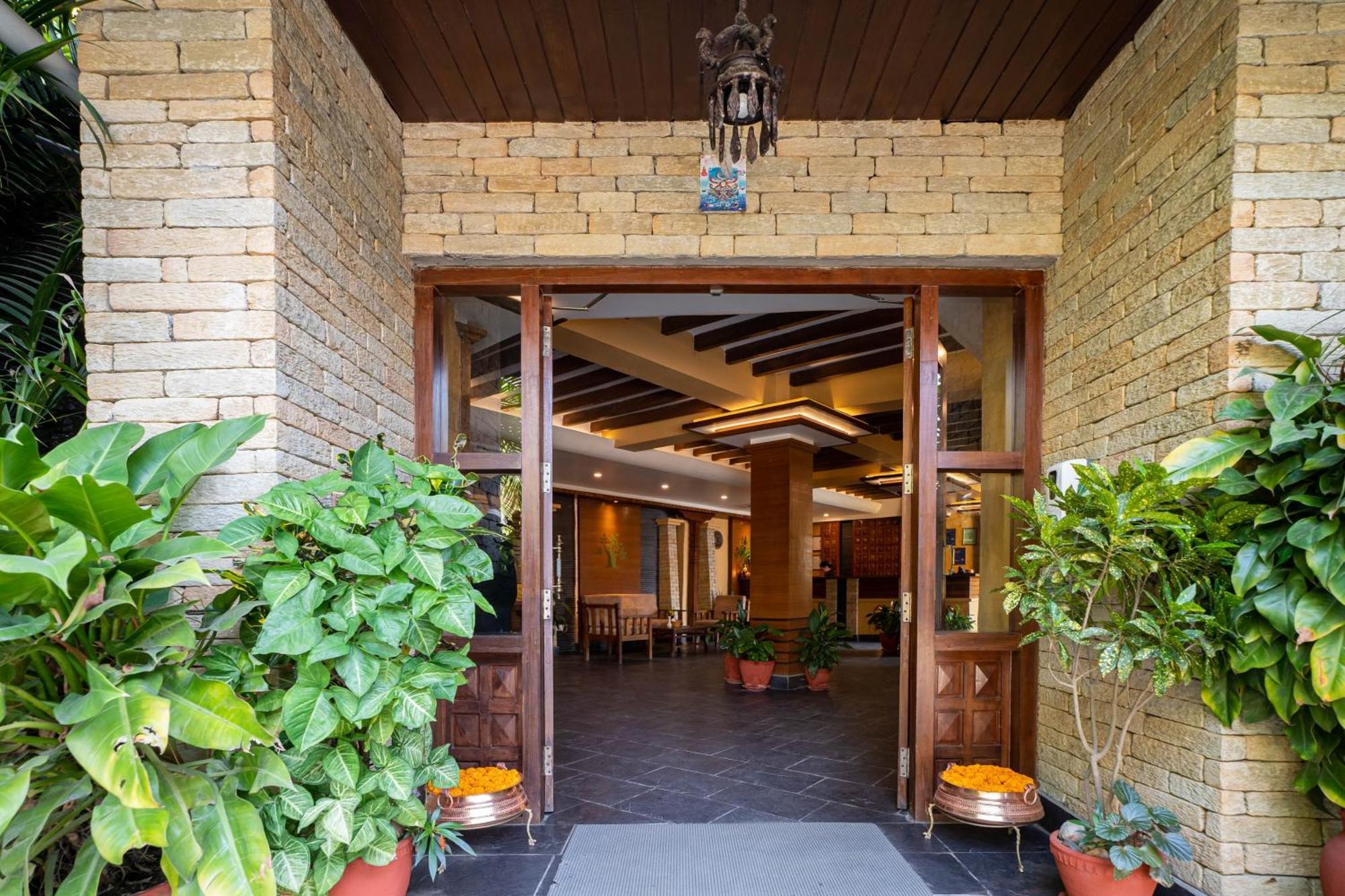 Bar Peepal Resort Pokhara Kültér fotó Entrance to the hotel