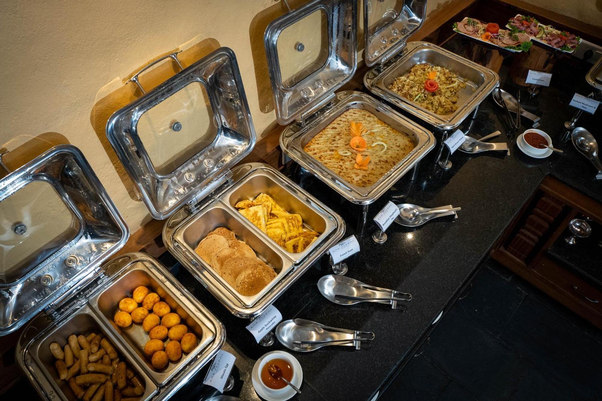 Bar Peepal Resort Pokhara Kültér fotó A selection of chafing dishes