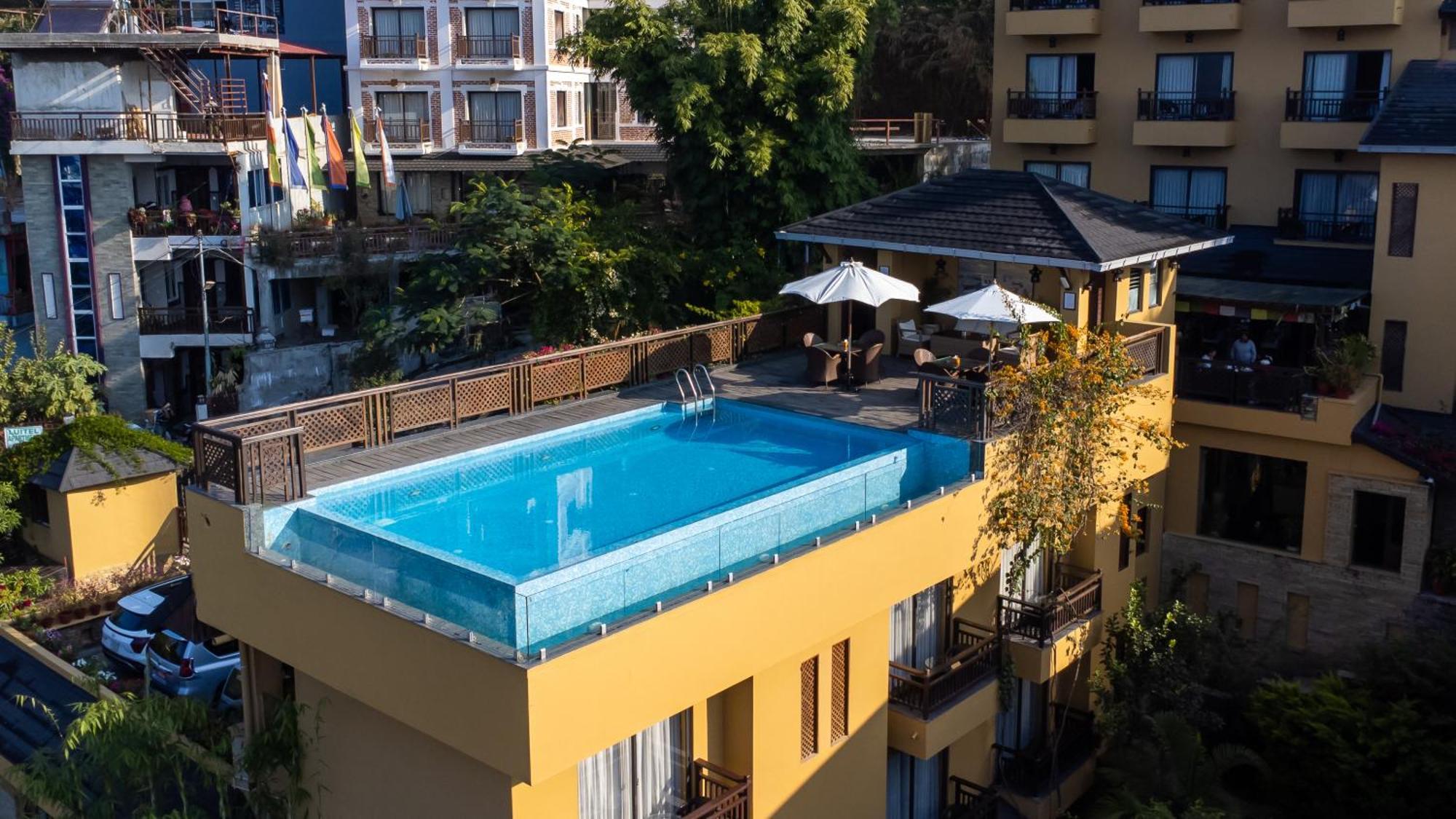 Bar Peepal Resort Pokhara Kültér fotó Rooftop pool at the Hotel