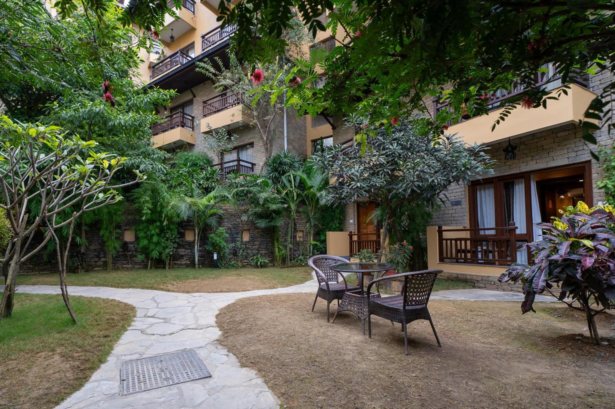 Bar Peepal Resort Pokhara Kültér fotó The hotel's garden